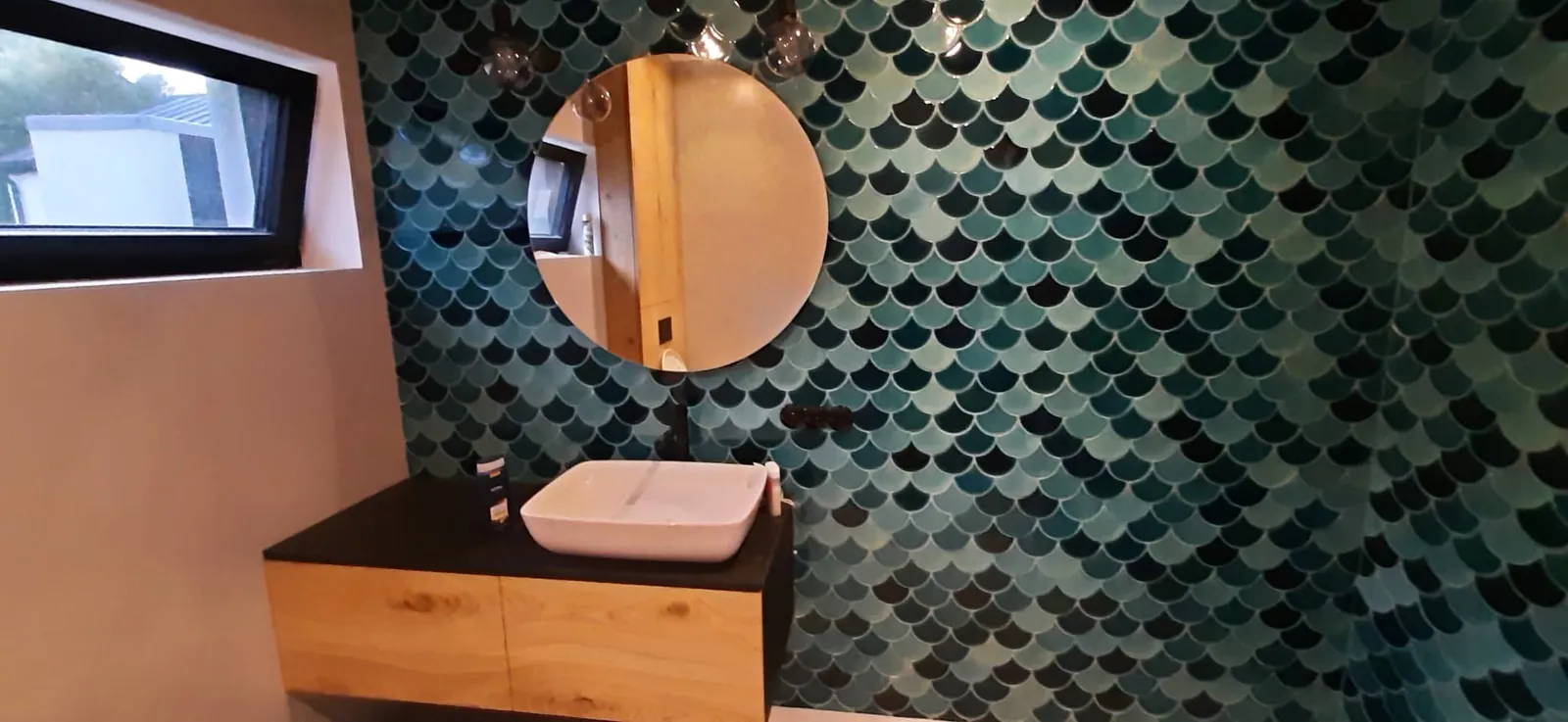 Remont łazienki Rzeszów – płytki i biały montaż